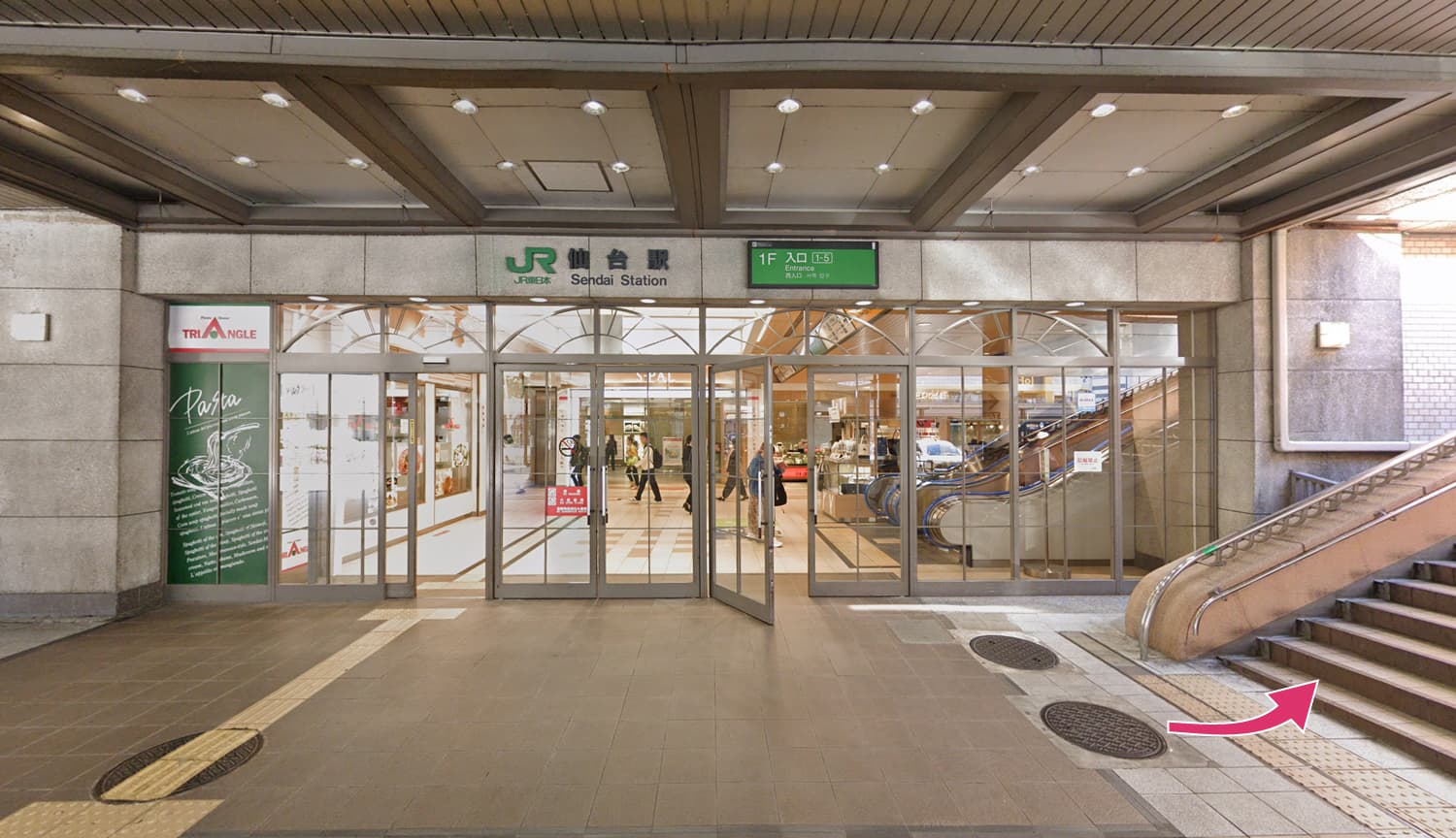 1.仙台駅「西口」を出たら、歩道橋に上がります。