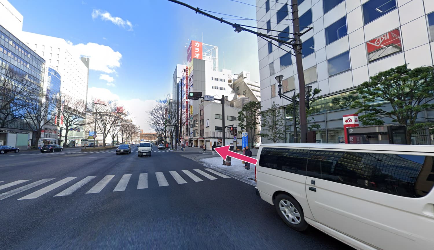 2.「歩行分離式」交差点をまっすぐ進んでください。