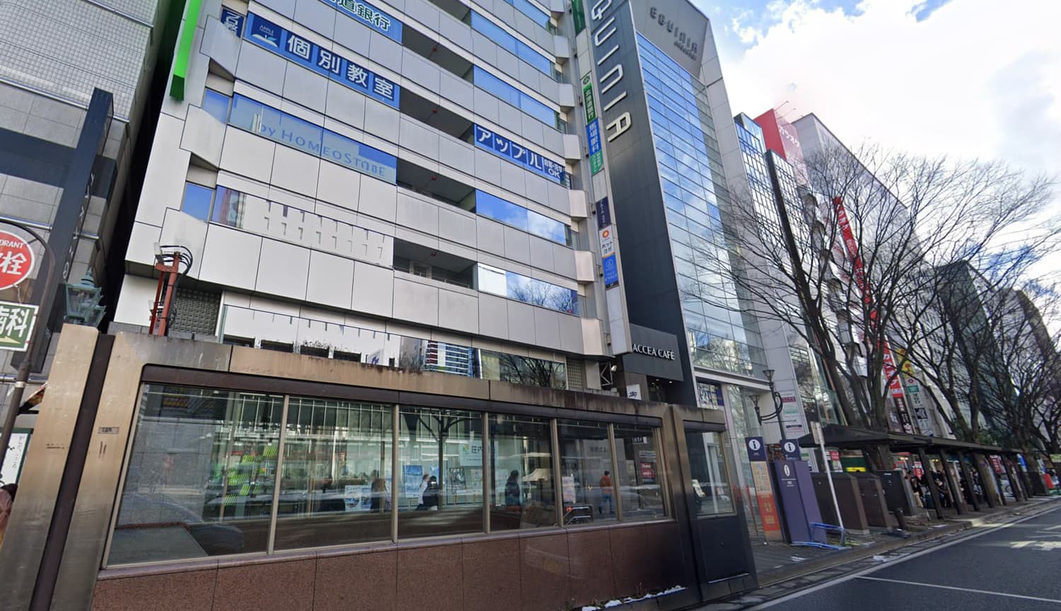 9.JR仙台駅「北2番出口」を出てすぐ、左手に見える「ACCEA CAFE」の右隣にある「EQUINIA」ビルの6階が当クリニックです。